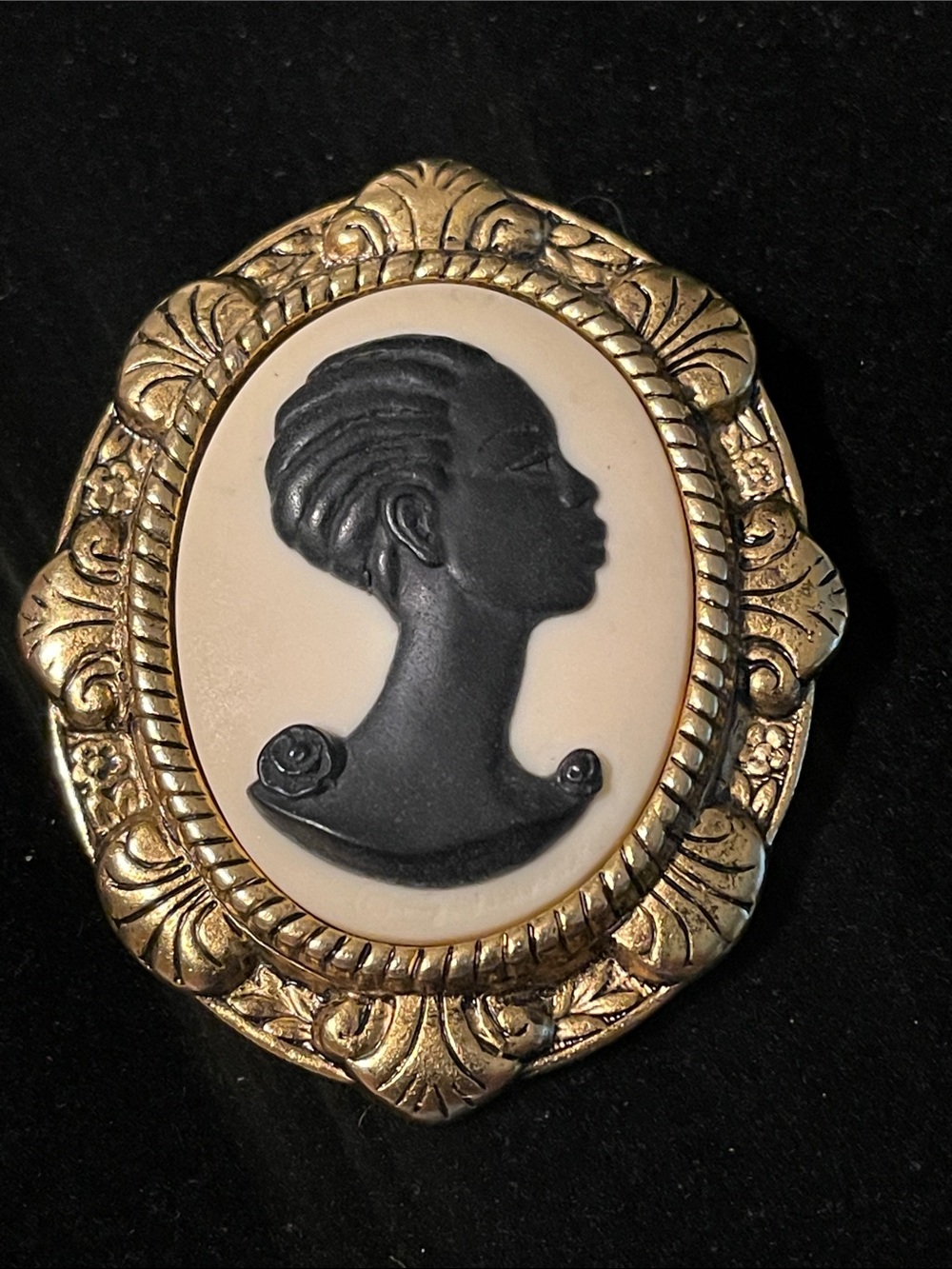 Coreen Simpson African American Black Cameo Brooch Pendant